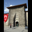 Das Eingangsportal der Yakutiye Medrese
